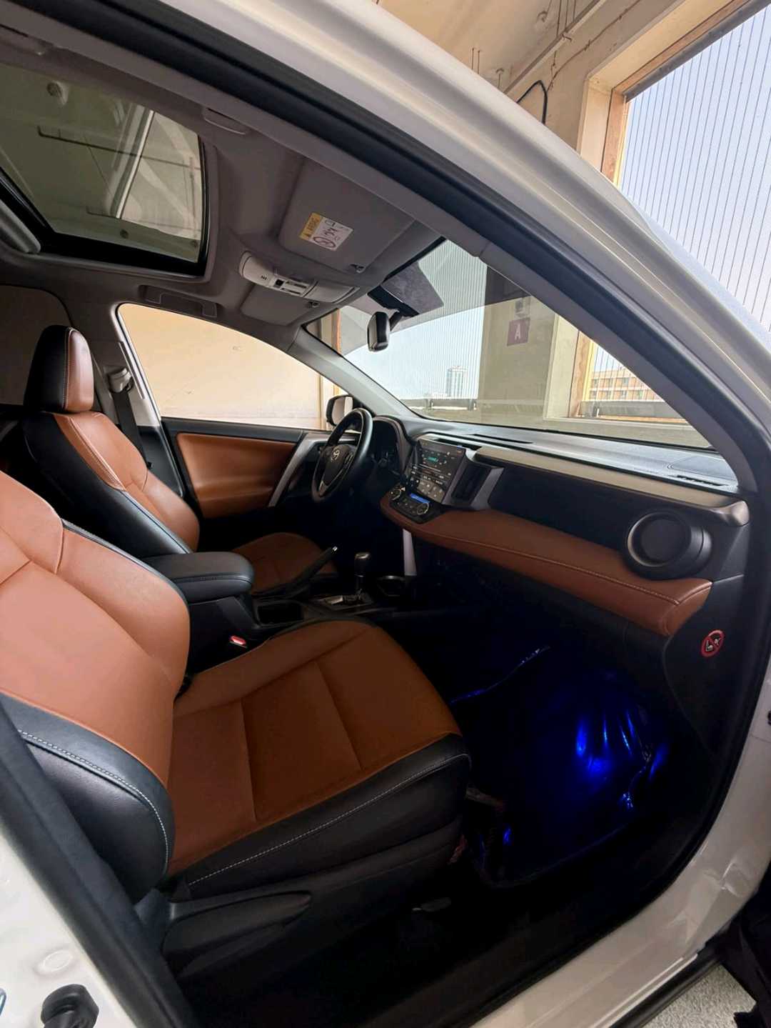 Car Image 2018 TOYOTA RAV4 