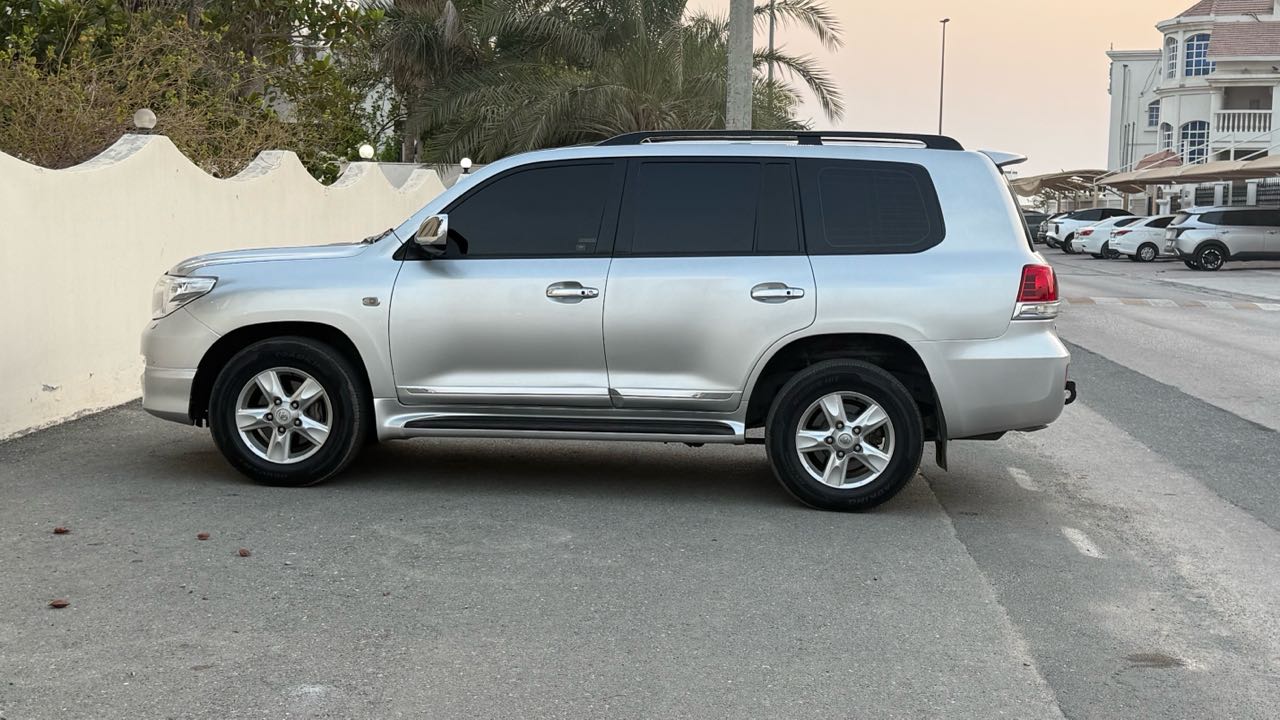 Car Image 2011 TOYOTA LAND CRUISER VX.R