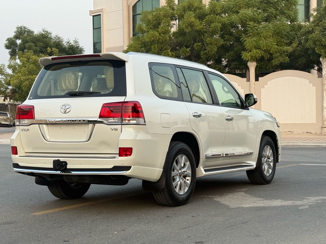 Car Image 2017 TOYOTA LAND CRUISER VX.R