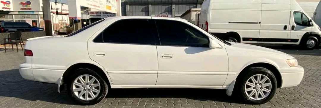 Car Image 1999 TOYOTA CAMRY LE