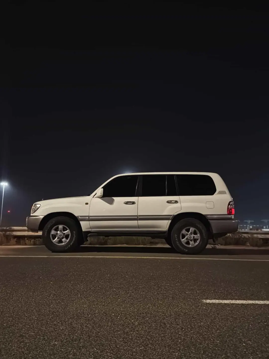 Car Image 1999 TOYOTA LAND CRUISER VX.R
