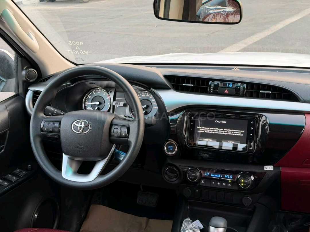Car Image 2026 TOYOTA HILUX SR5