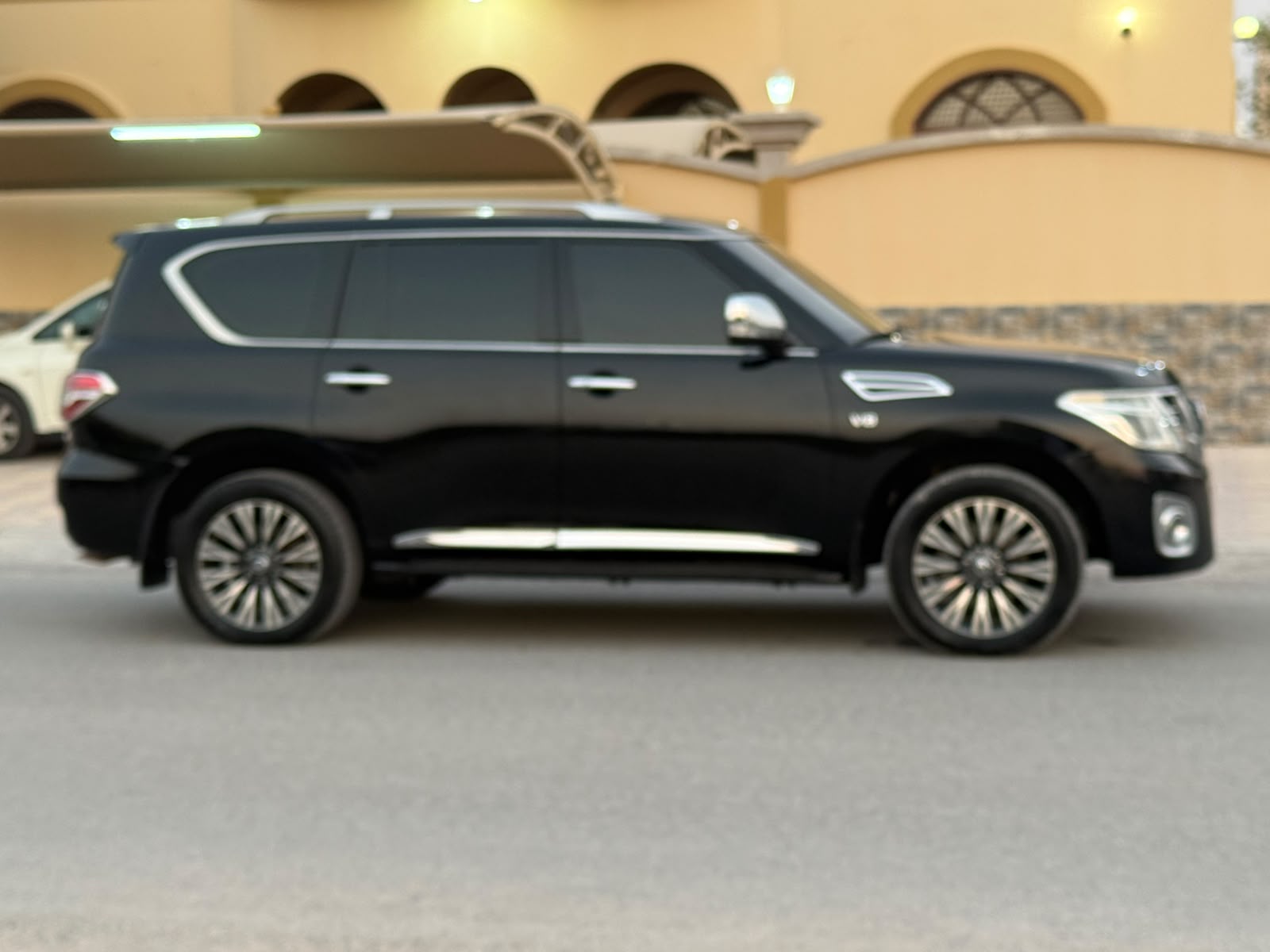 Car Image 2014 NISSAN PATROL LE