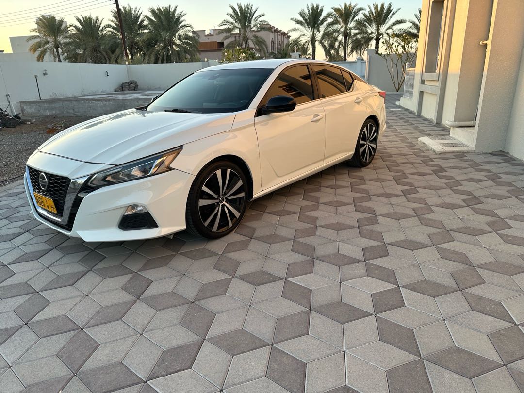 Car Image 2019 NISSAN ALTIMA SR