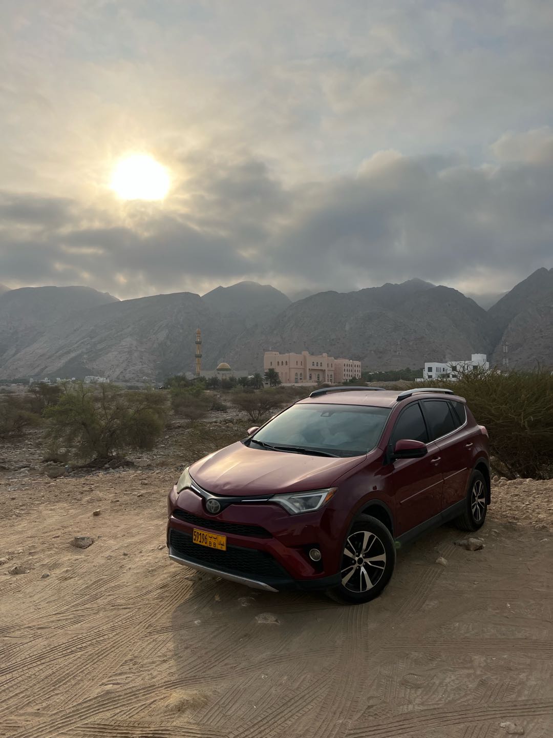 Car Image 2018 TOYOTA RAV4 LE