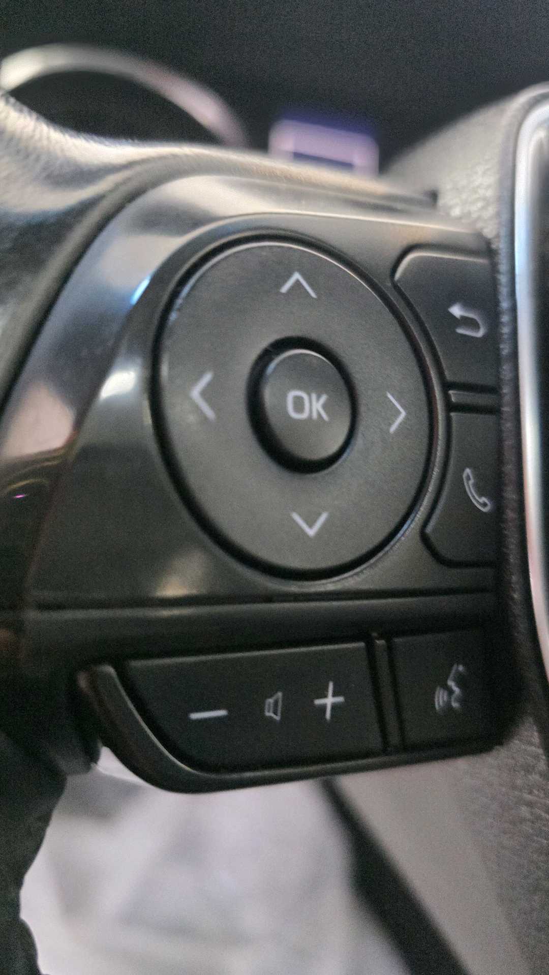 Car Image 2018 TOYOTA CAMRY SE