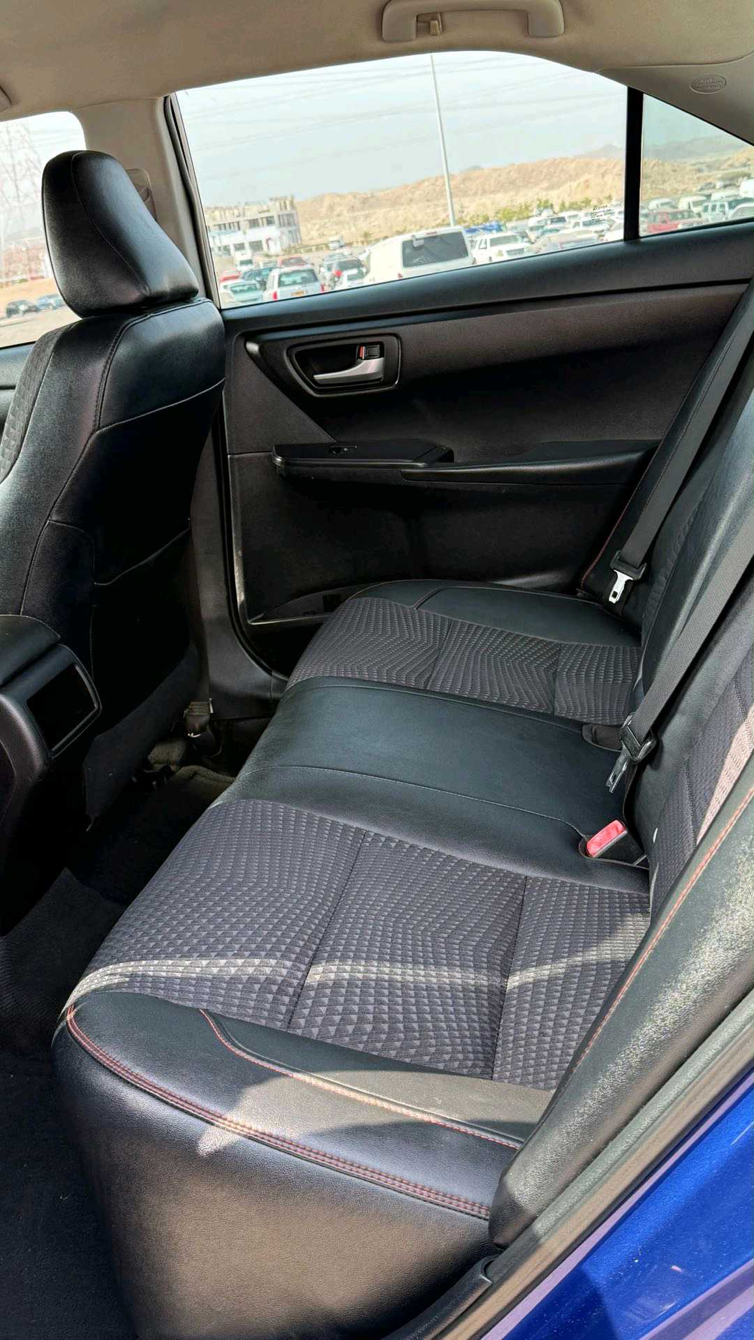Car Image 2015 TOYOTA CAMRY SE