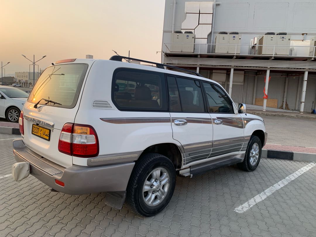 Car Image 1998 TOYOTA LAND CRUISER 