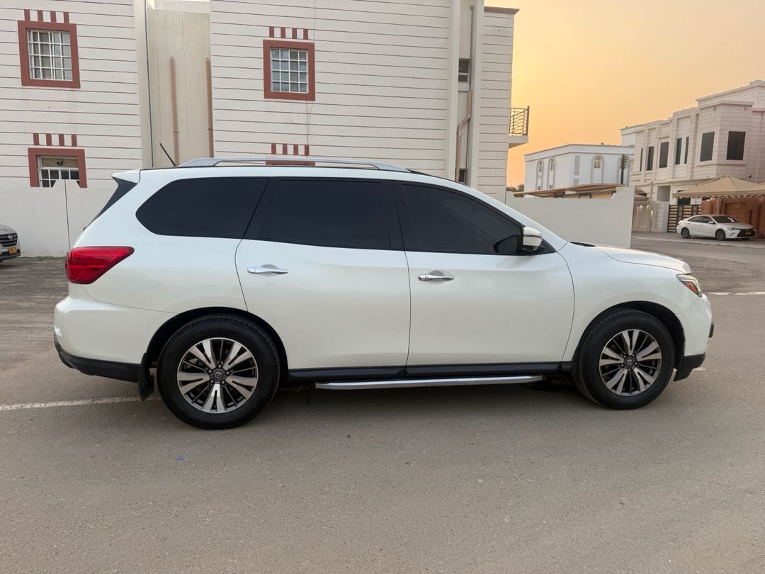 Car Image 2017 NISSAN PATHFINDER SL