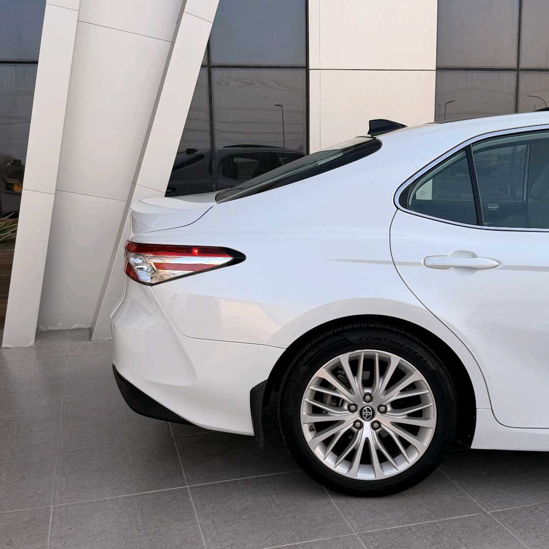 Car Image 2019 TOYOTA CAMRY XLE