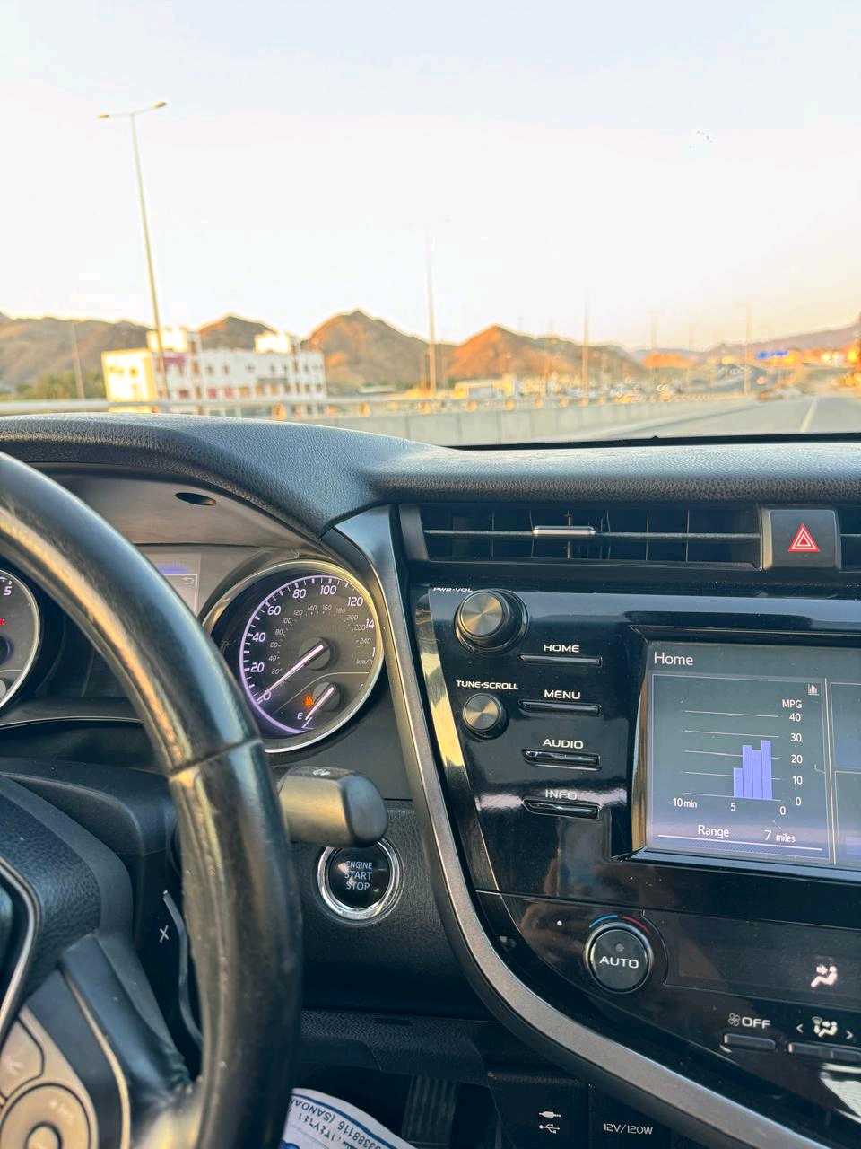 Car Image 2018 TOYOTA CAMRY SE