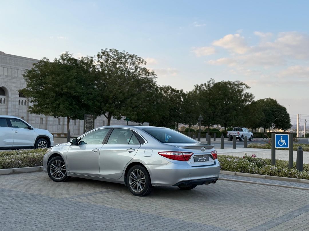 Car Image 2015 TOYOTA CAMRY SE