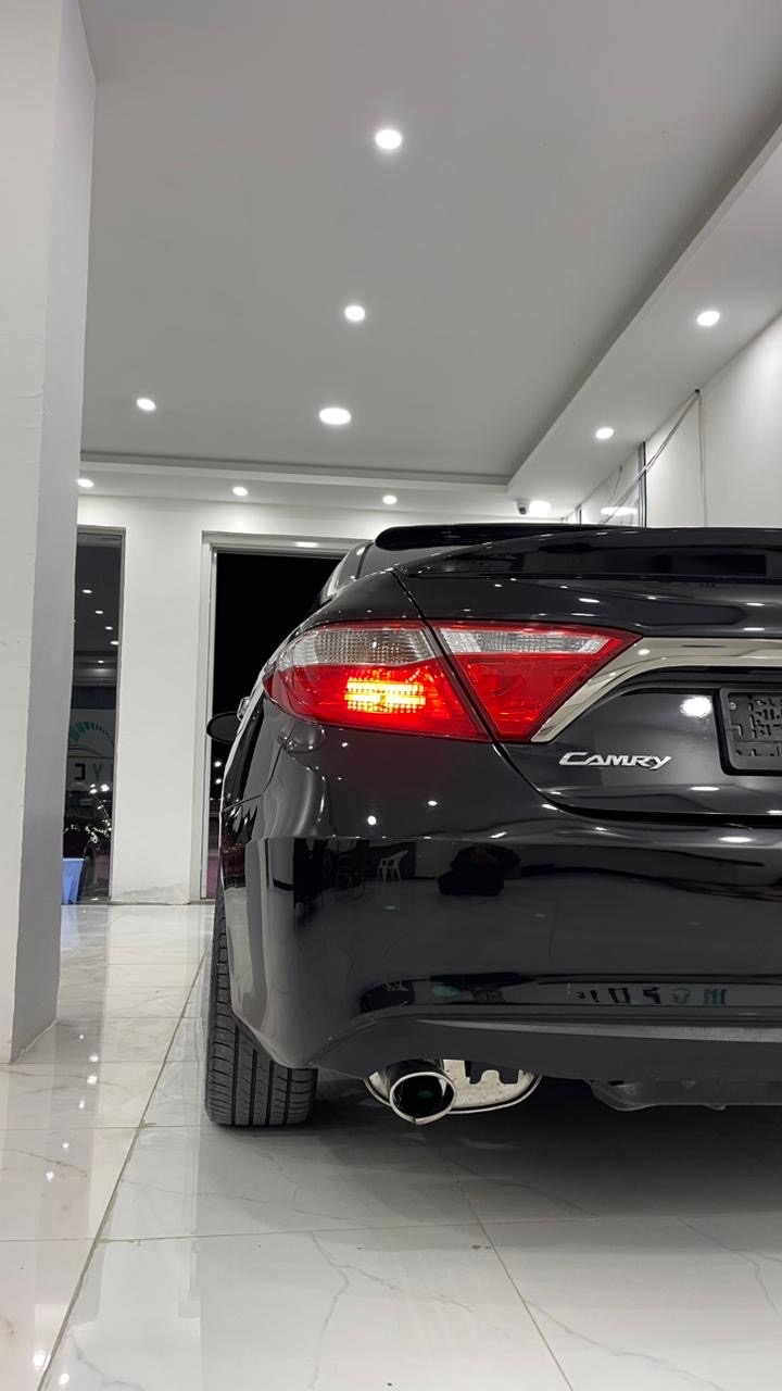 Car Image 2015 TOYOTA CAMRY SE