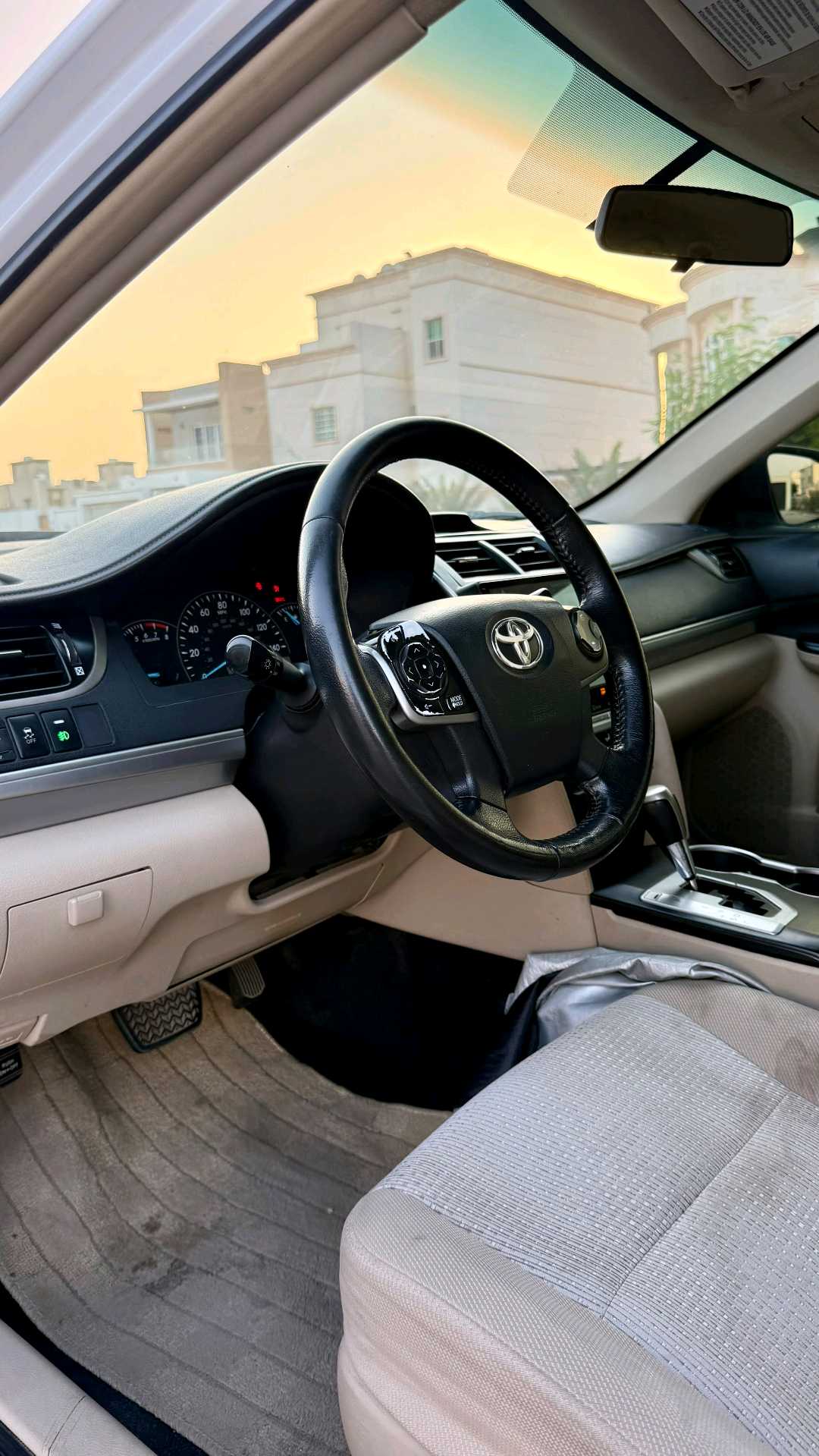 Car Image 2012 TOYOTA CAMRY SE