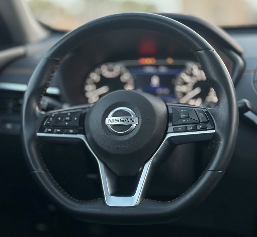 Car Image 2019 NISSAN ALTIMA SR