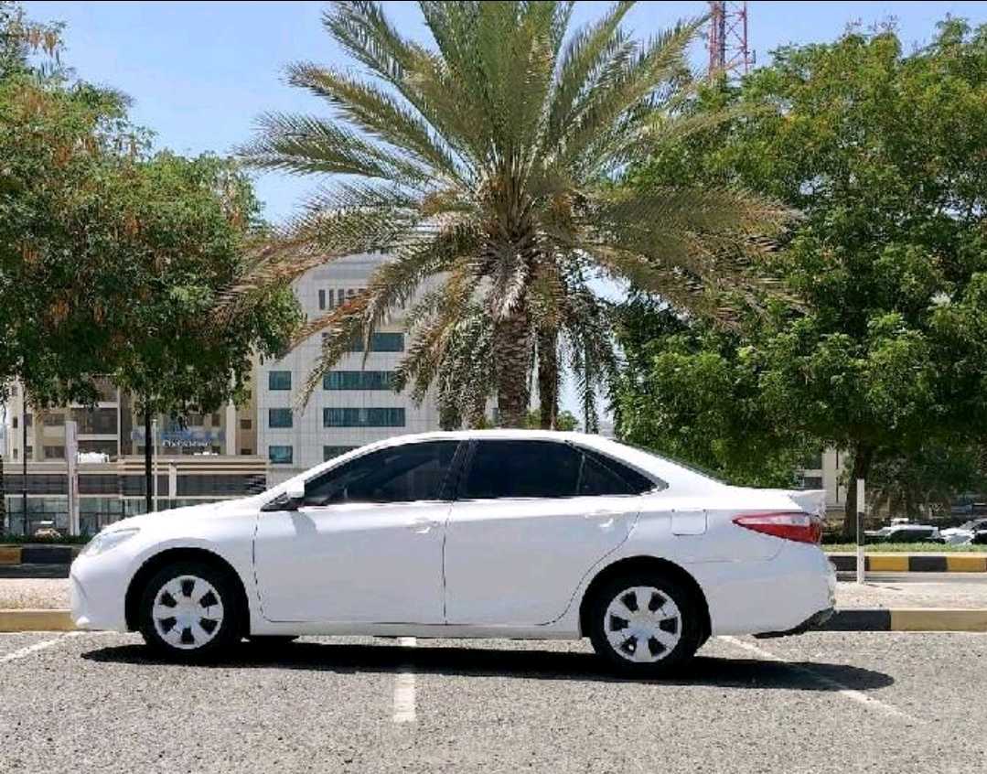 Car Image 2017 TOYOTA CAMRY LE