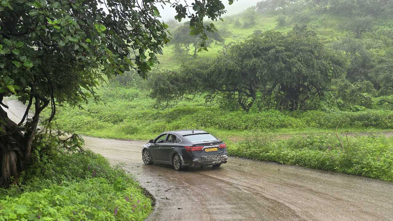 Car Image 2015 TOYOTA AVALON LIMITED