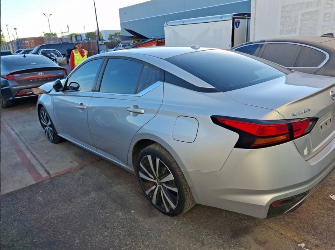 Car Image 2019 NISSAN ALTIMA SR