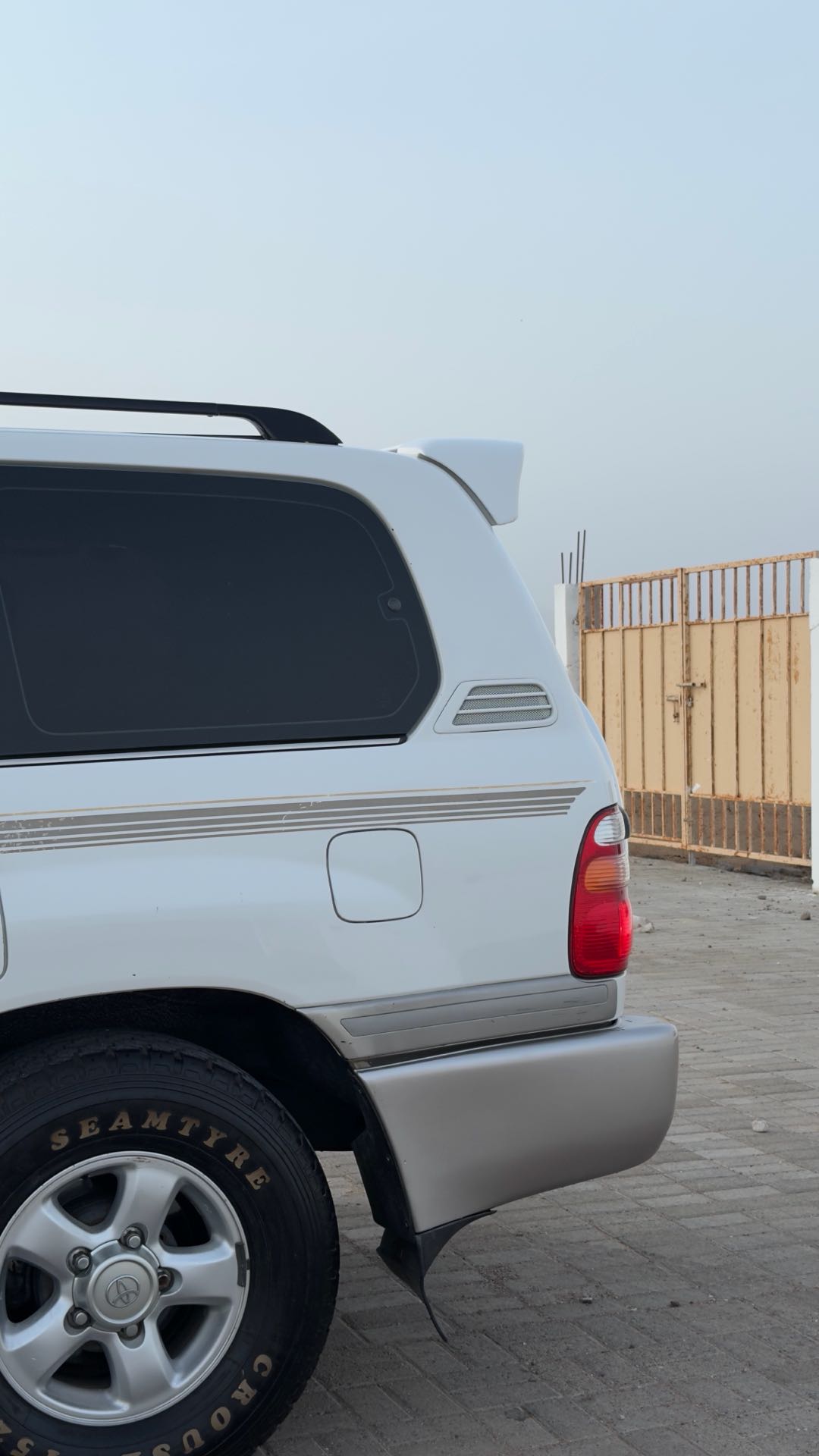 Car Image 1998 TOYOTA LAND CRUISER VX.R