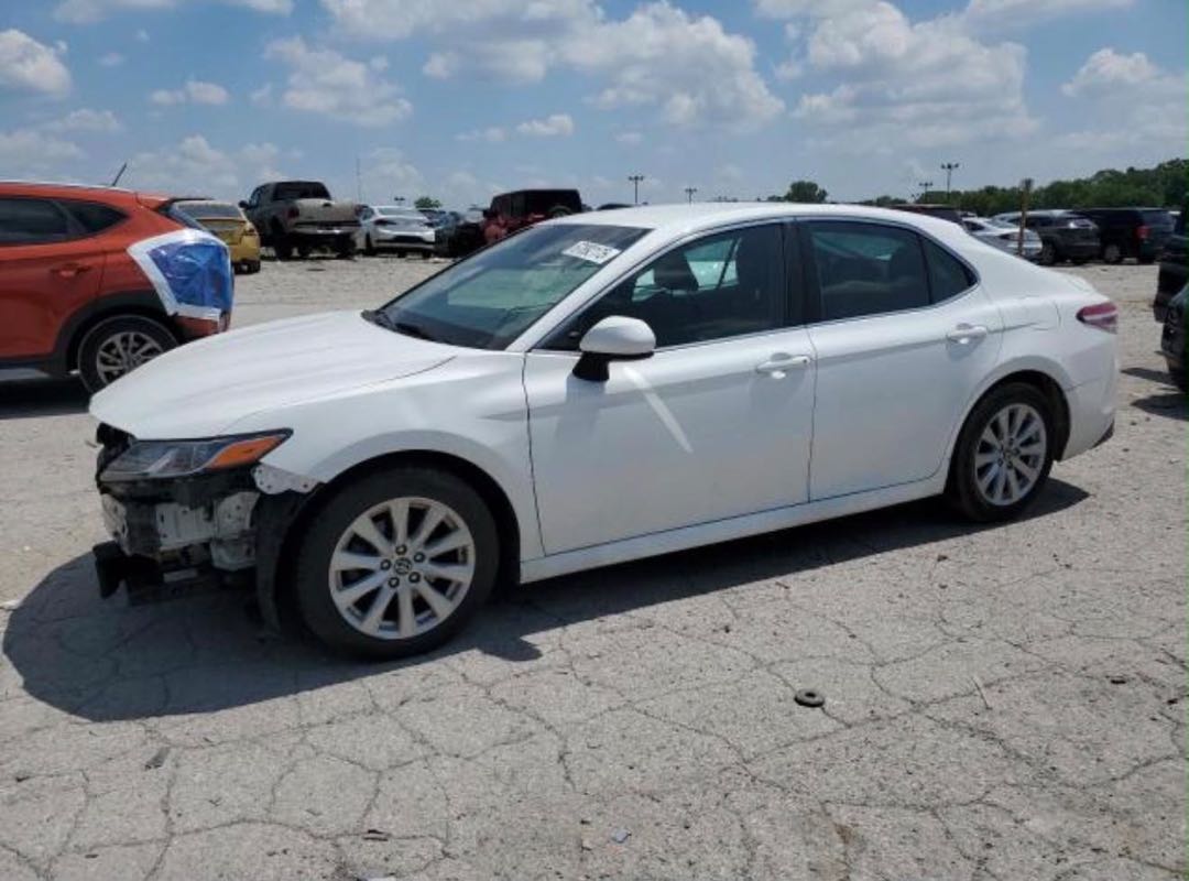 Car Image 2018 TOYOTA CAMRY LE
