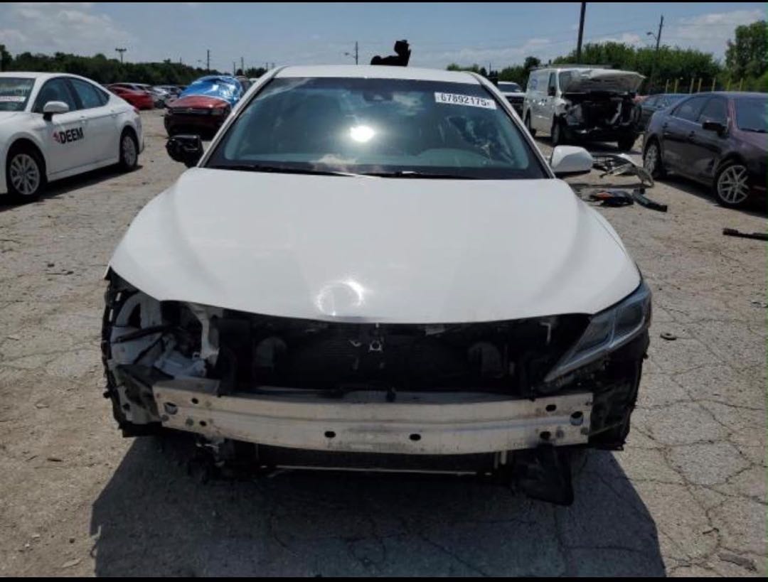 Car Image 2018 TOYOTA CAMRY LE