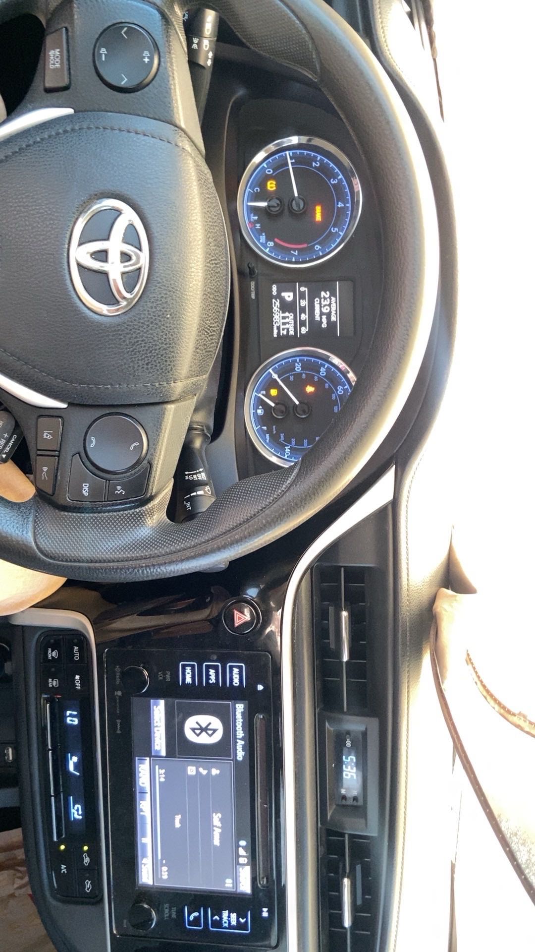 Car Image 2017 TOYOTA COROLLA LE