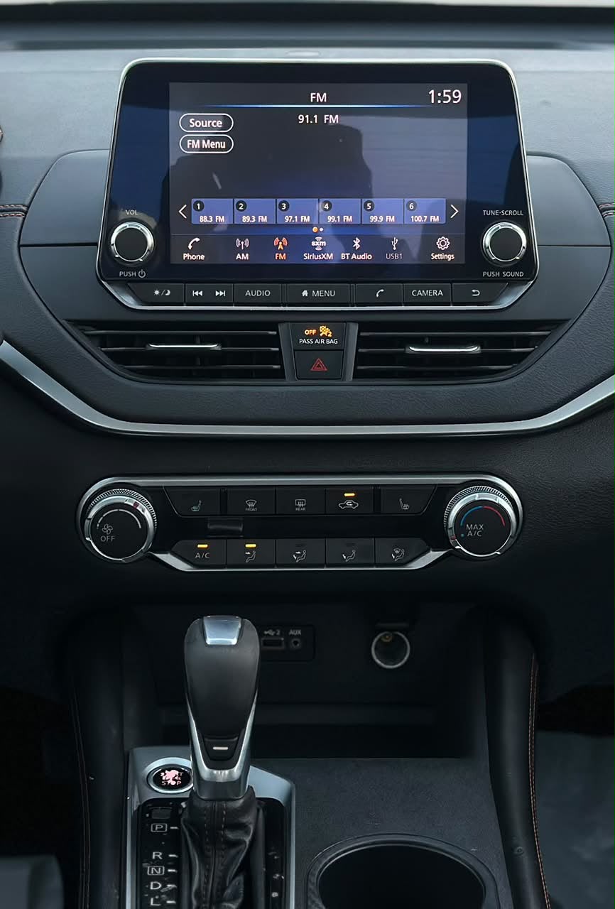 Car Image 2019 NISSAN ALTIMA SR