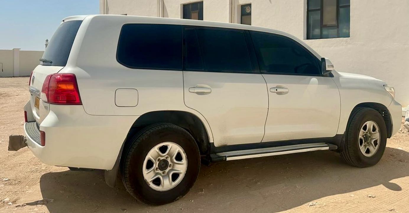 Car Image 2015 TOYOTA LAND CRUISER GX