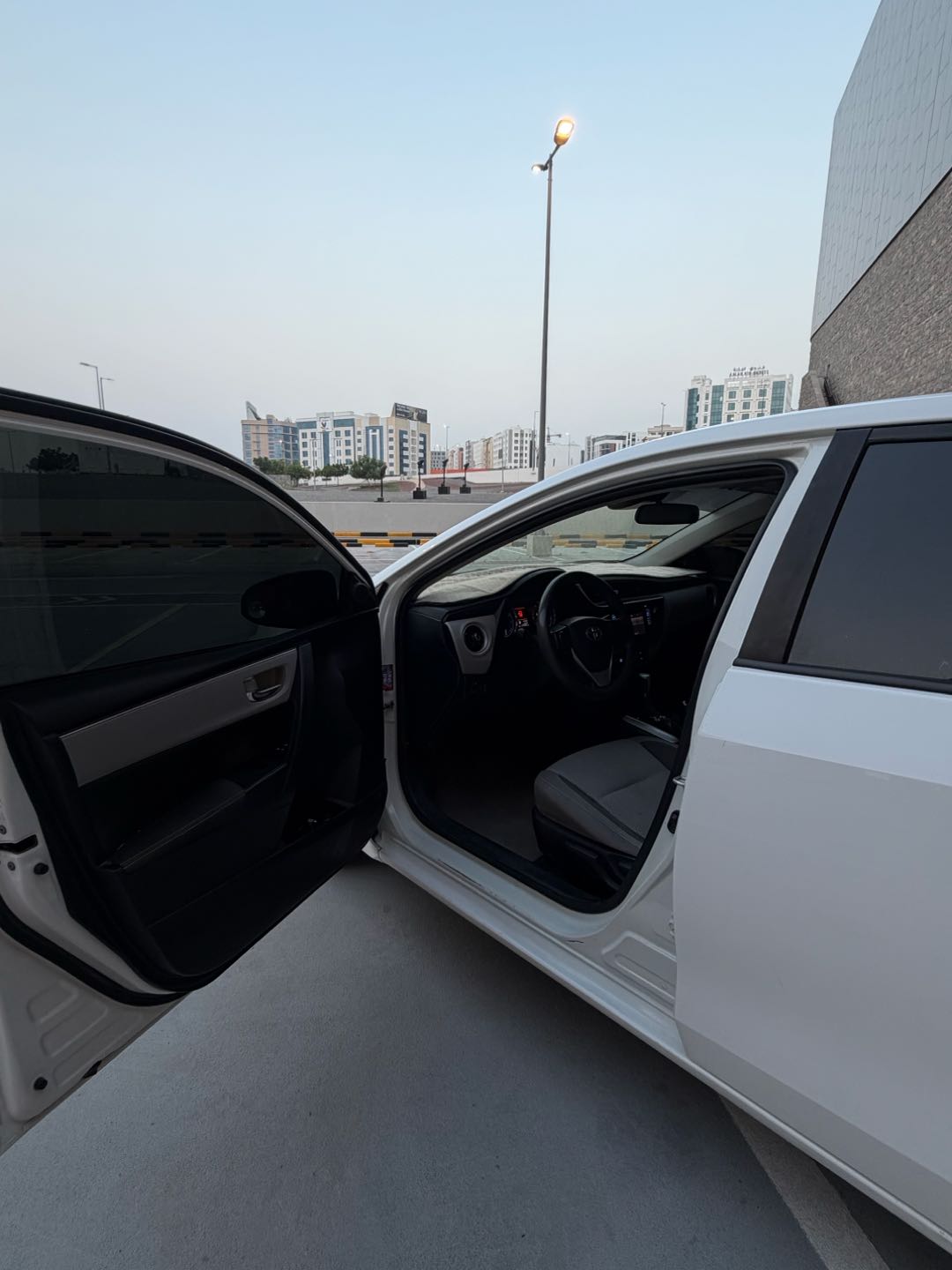 Car Image 2018 TOYOTA COROLLA LE