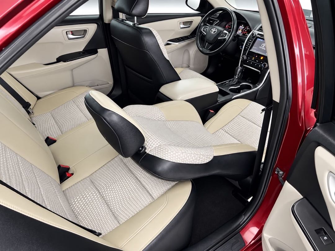 Car Image 2015 TOYOTA CAMRY SE