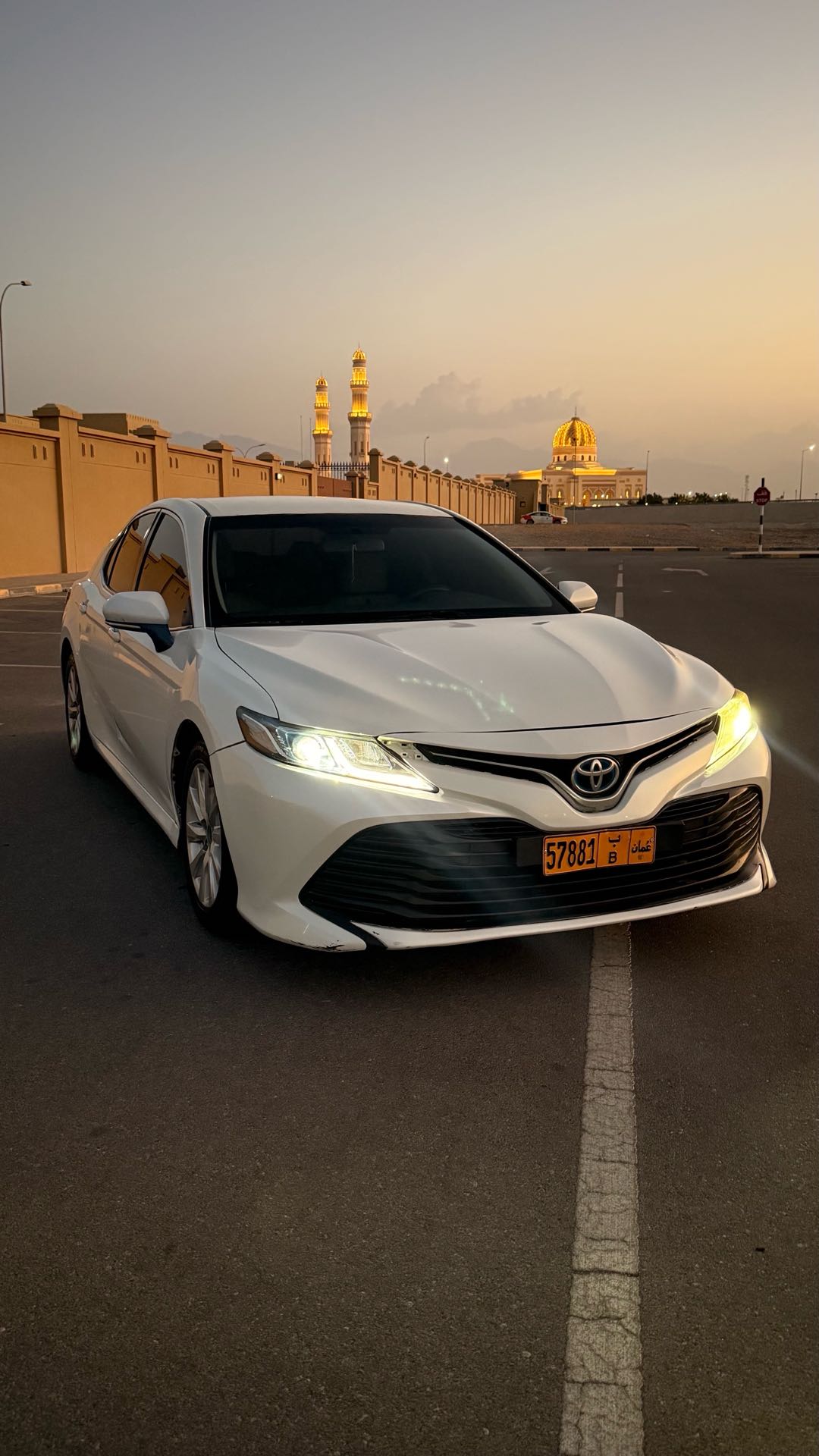 Car Image 2019 TOYOTA CAMRY LE