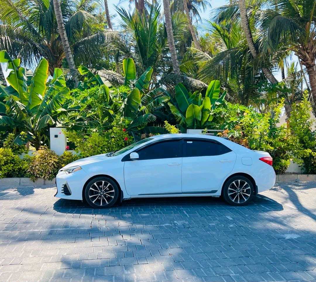 Car Image 2017 TOYOTA COROLLA SE