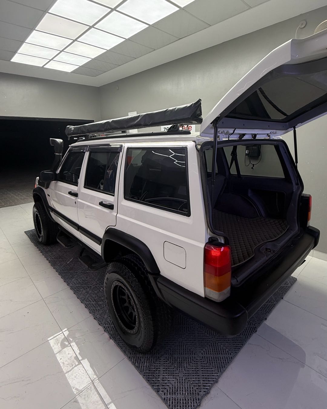 Car Image 1998 JEEP CHEROKEE 