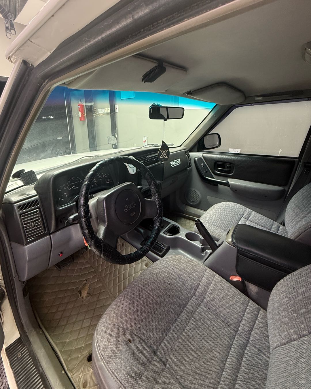 Car Image 1998 JEEP CHEROKEE 
