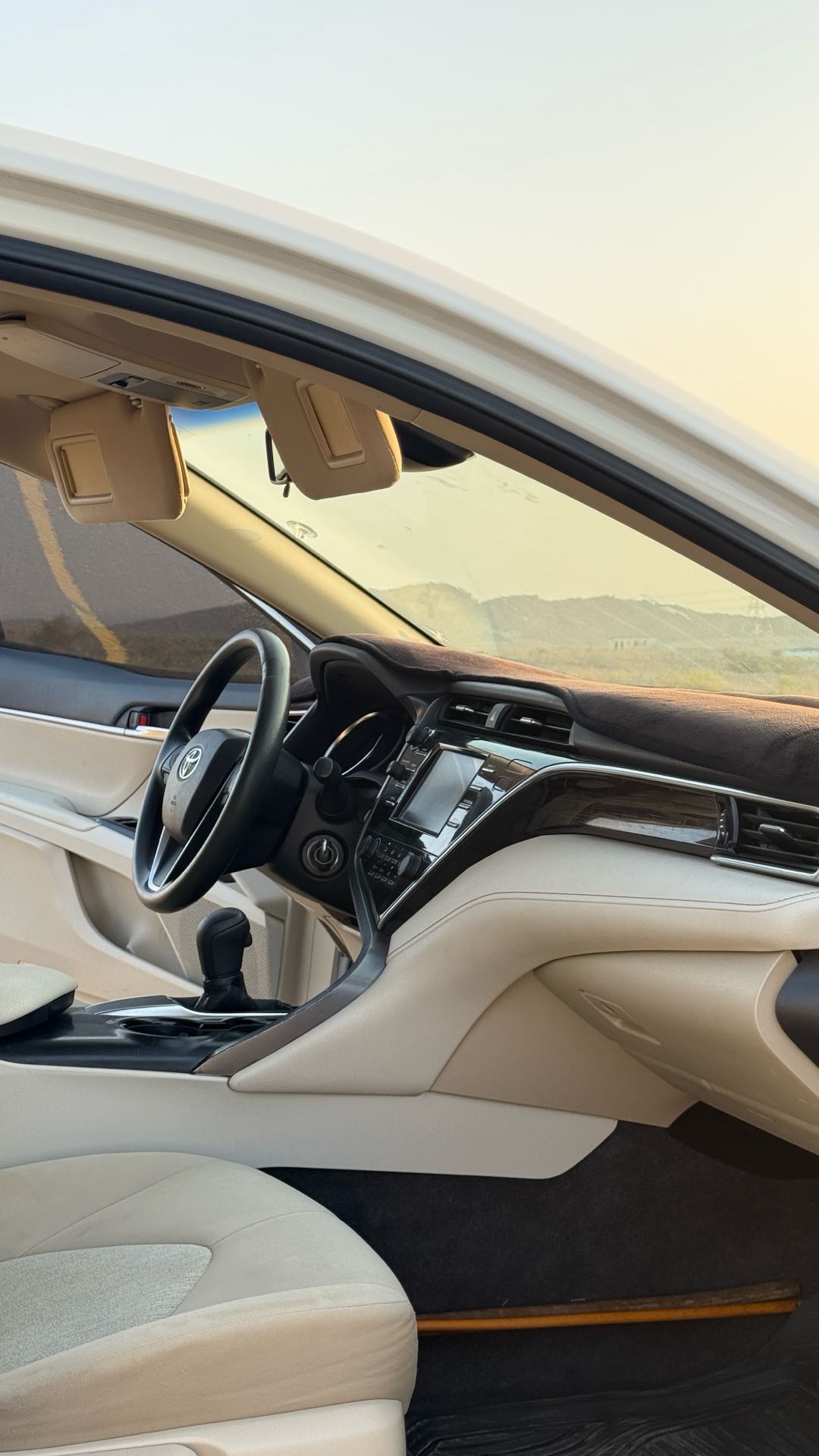 Car Image 2018 TOYOTA CAMRY LE