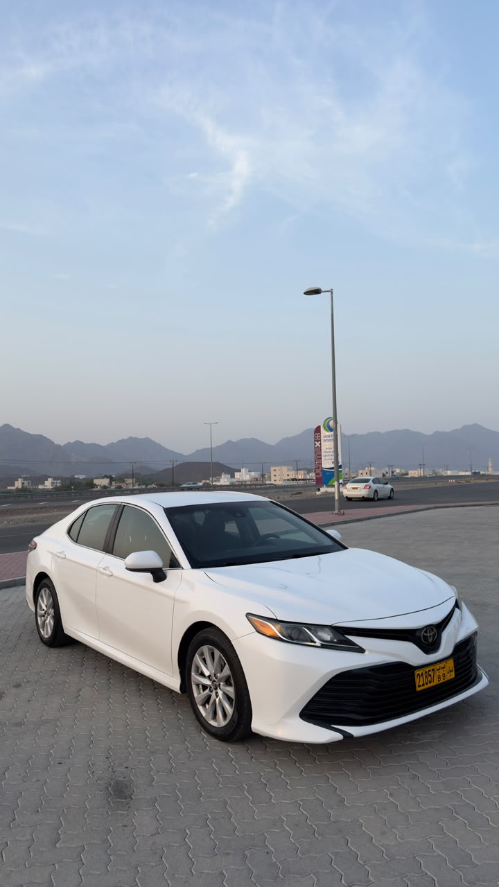 Car Image 2018 TOYOTA CAMRY LE