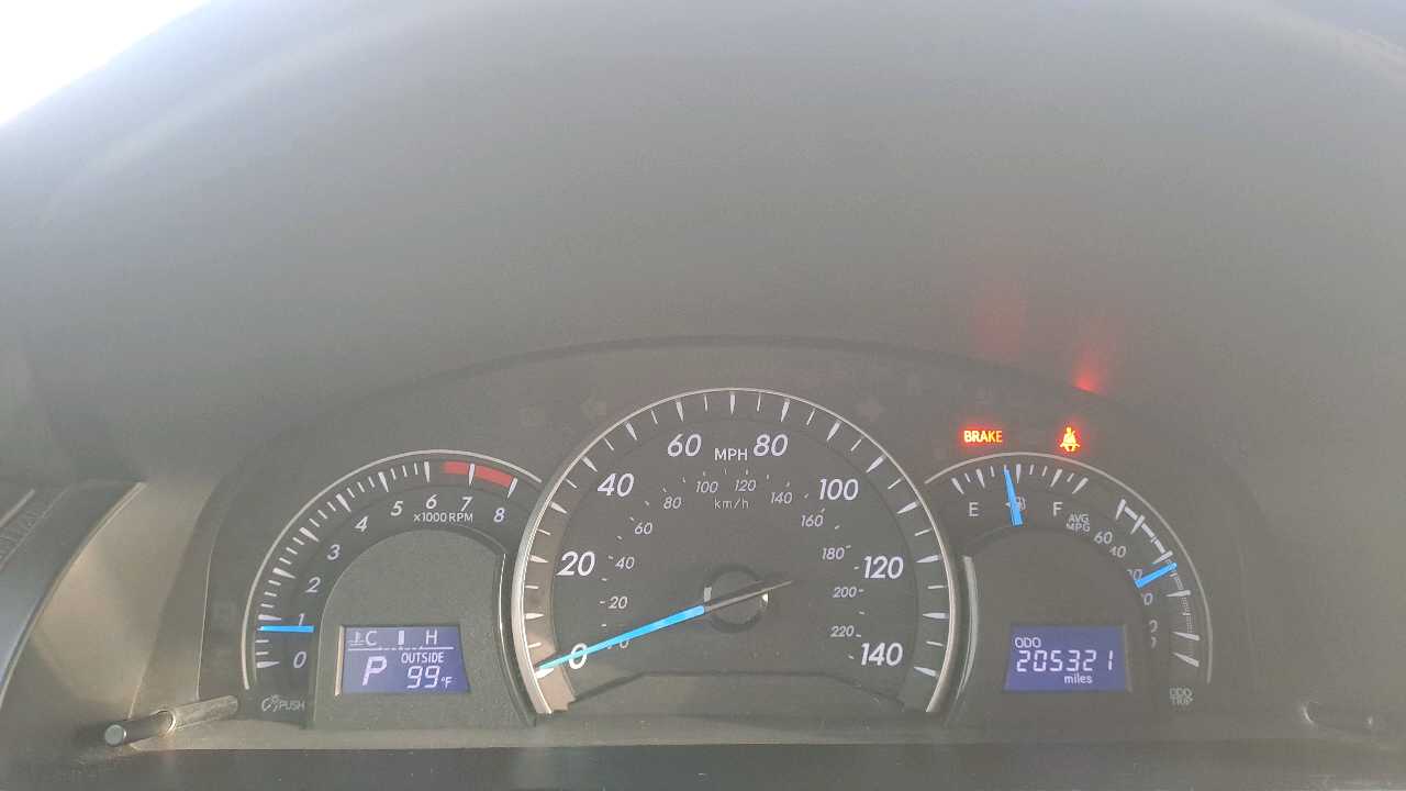 Car Image 2015 TOYOTA CAMRY LE