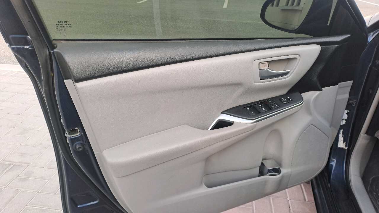Car Image 2015 TOYOTA CAMRY LE