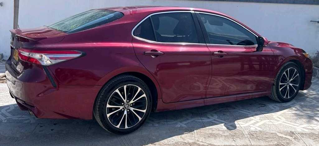 Car Image 2018 TOYOTA CAMRY SE