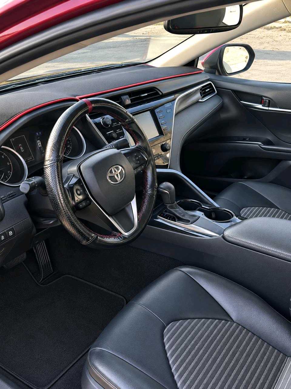 Car Image 2018 TOYOTA CAMRY SE