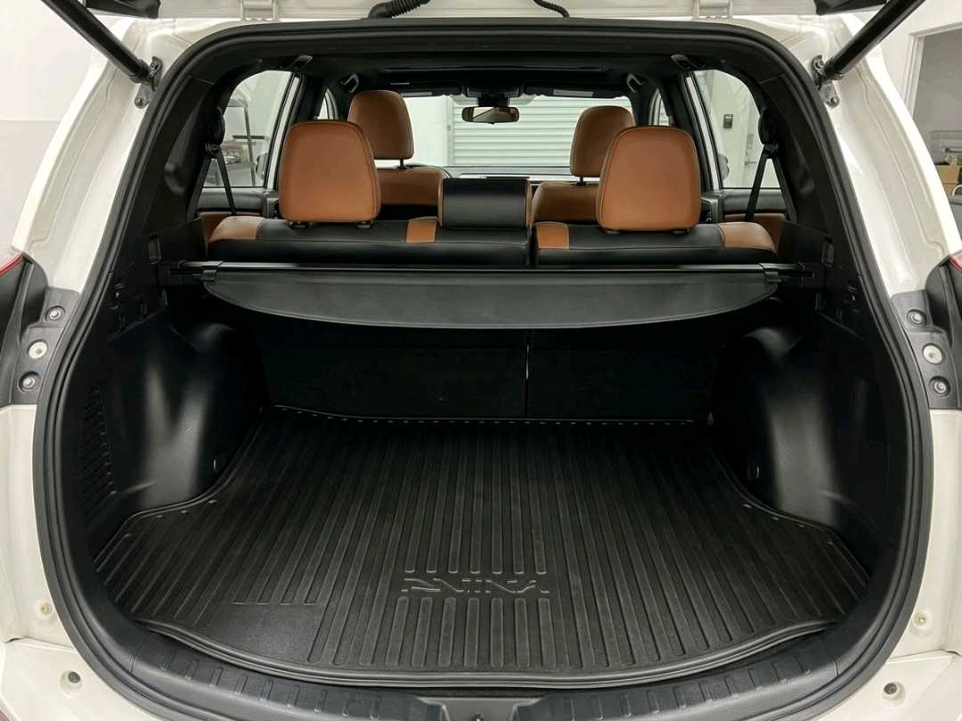 Car Image 2017 TOYOTA RAV4 SE