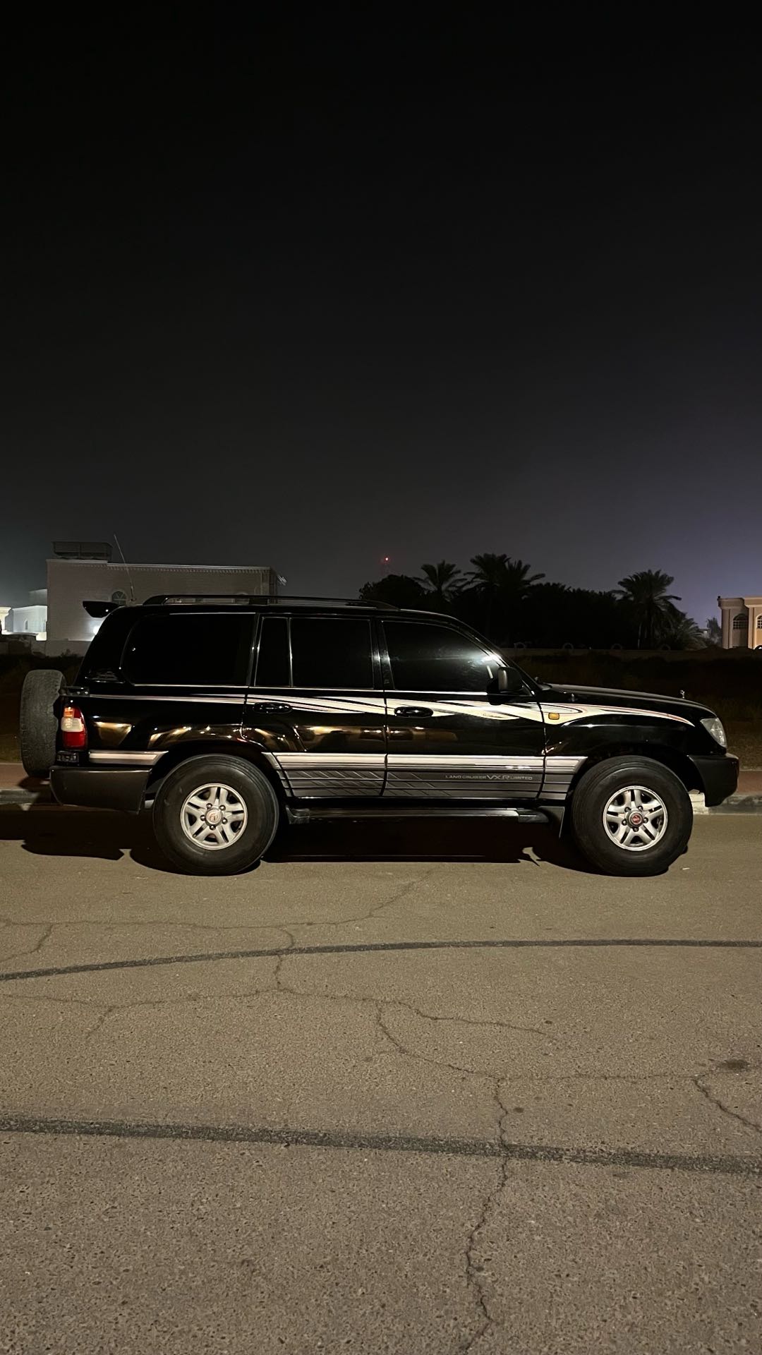 Car Image 1998 TOYOTA LAND CRUISER 