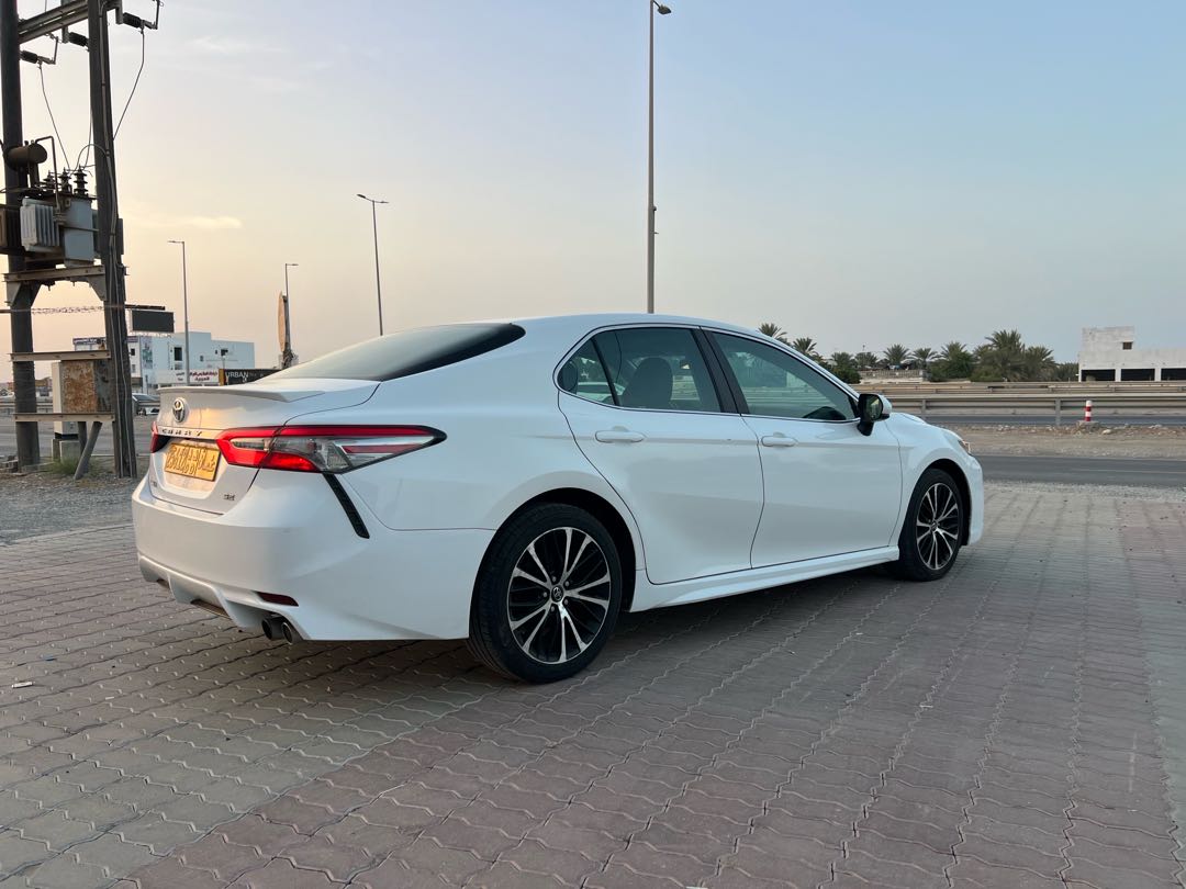 Car Image 2018 TOYOTA CAMRY SE