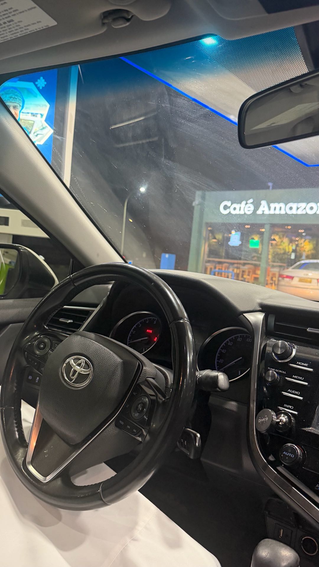 Car Image 2018 TOYOTA CAMRY SE