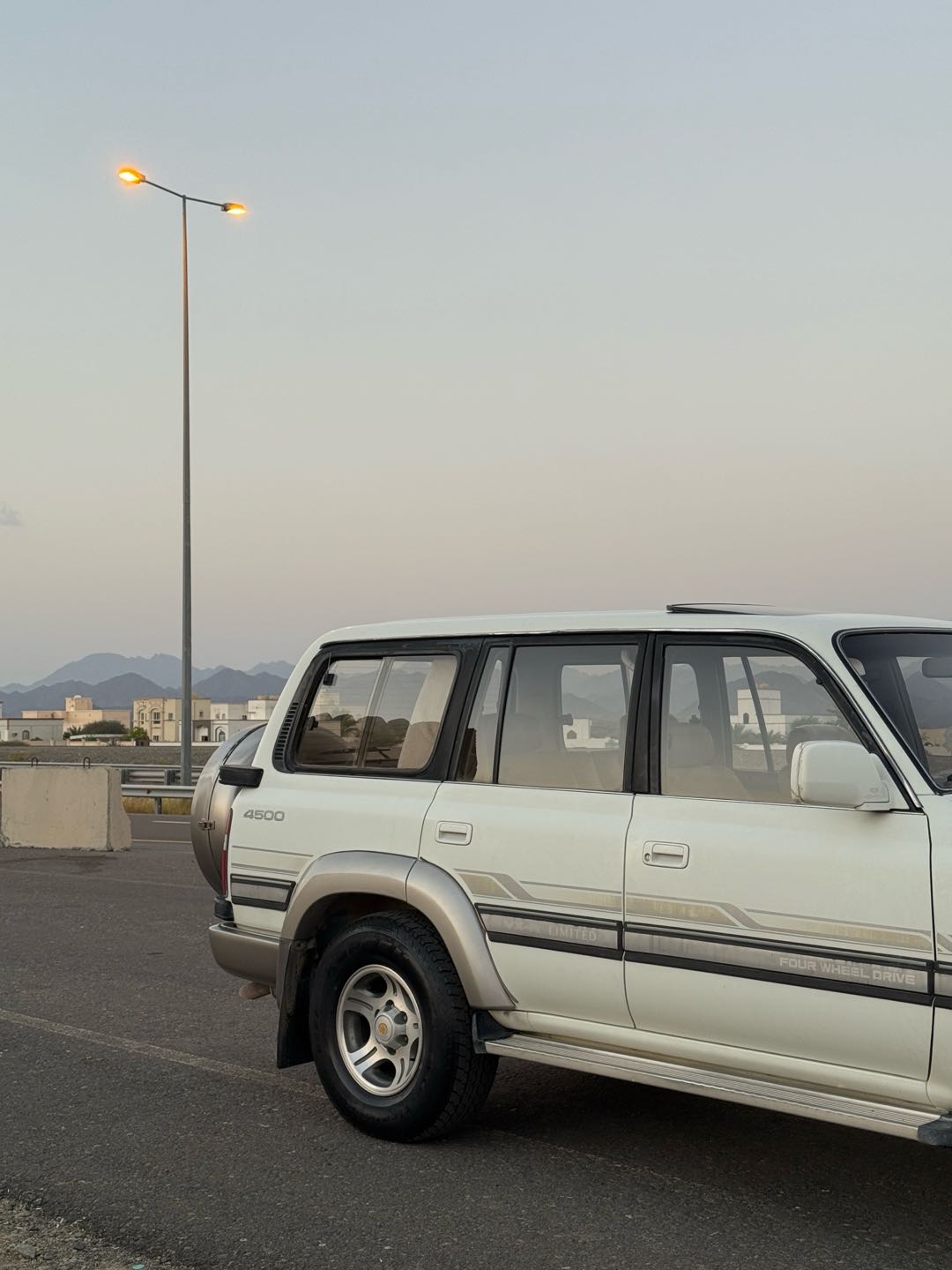 Car Image 1997 TOYOTA LAND CRUISER VX.R