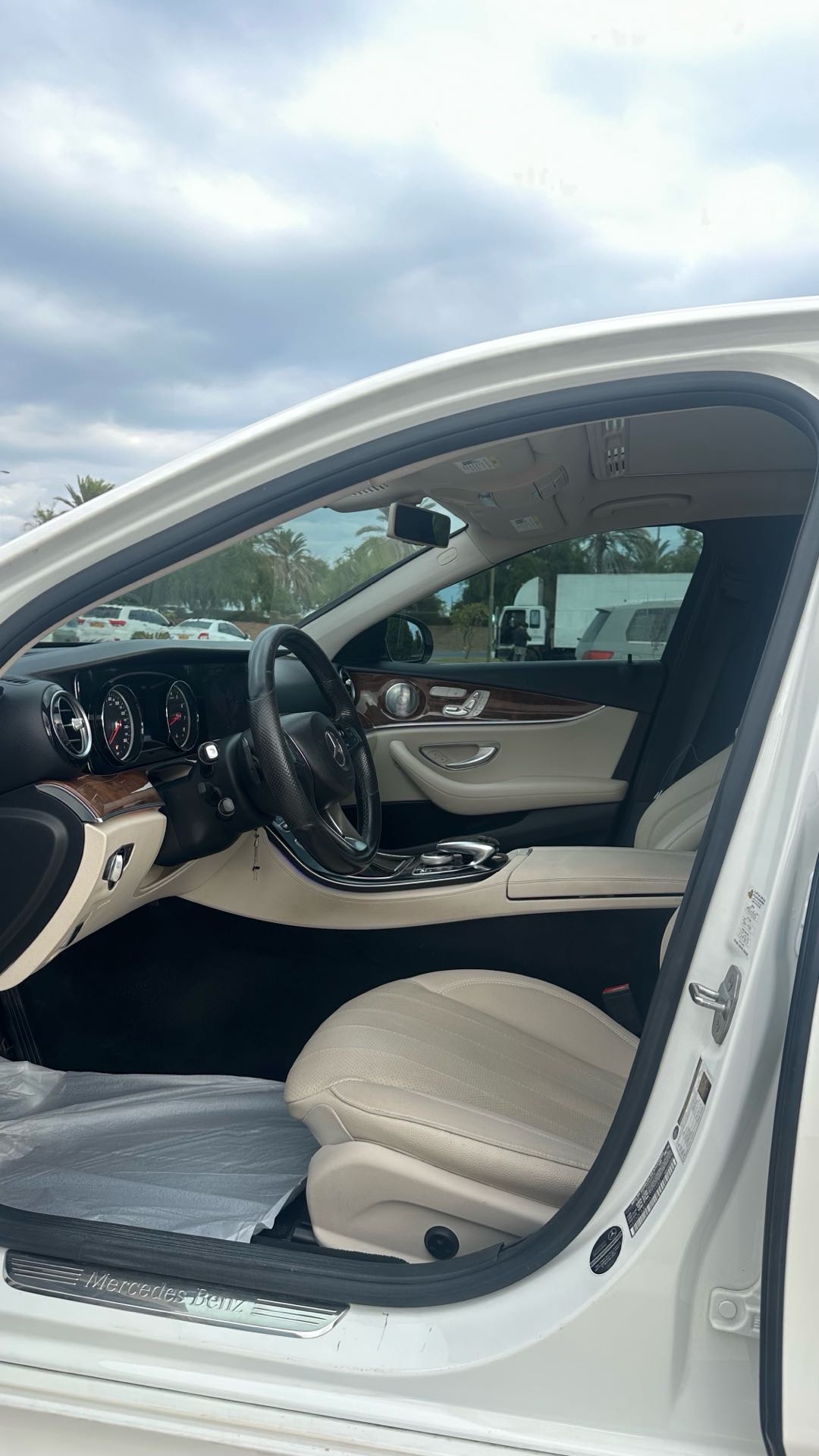 Car Image 2017 MERCEDES E Class 300