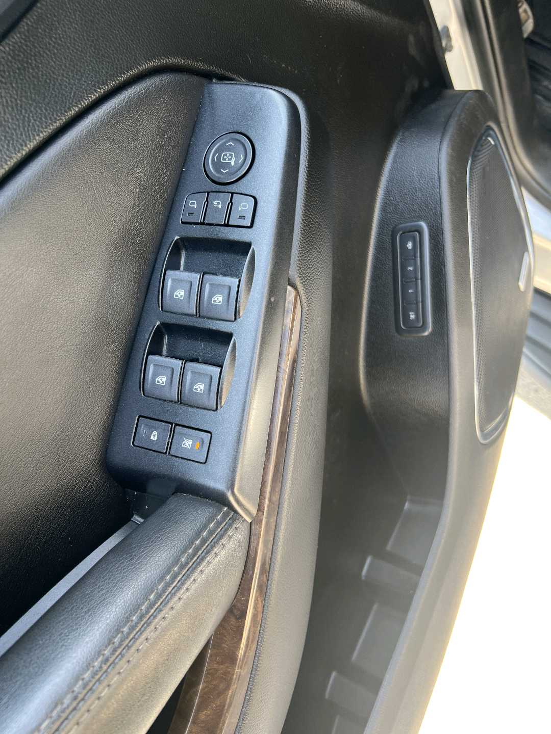 Car Image 2019 CHEVROLET SUBURBAN 