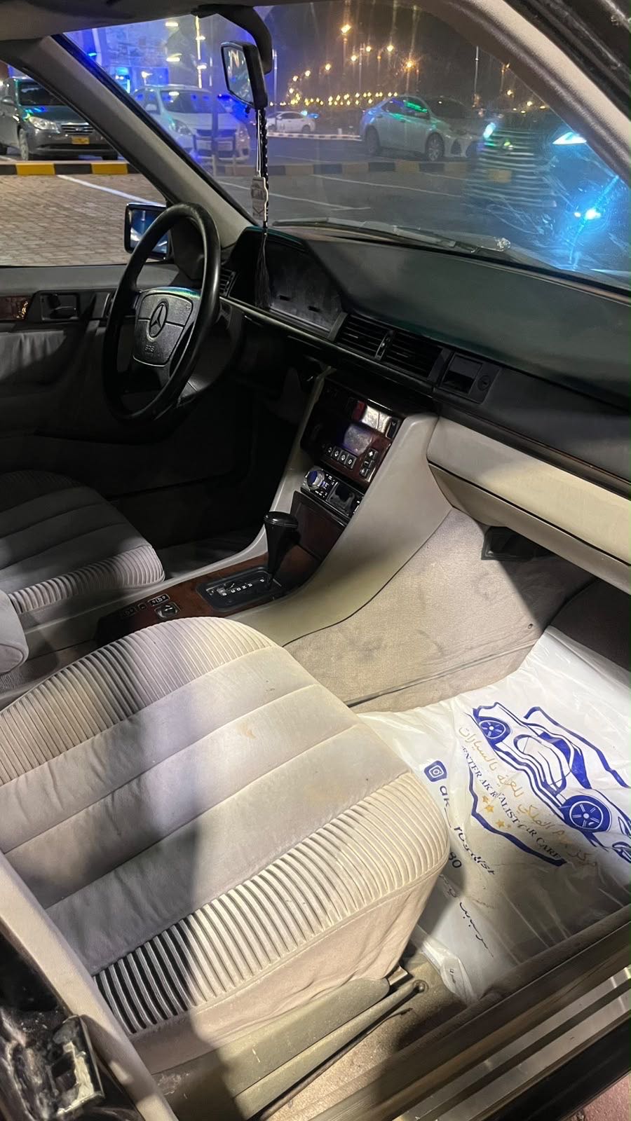 Car Image 1993 MERCEDES E Class 320