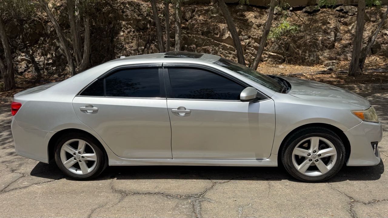 Car Image 2014 TOYOTA CAMRY SE