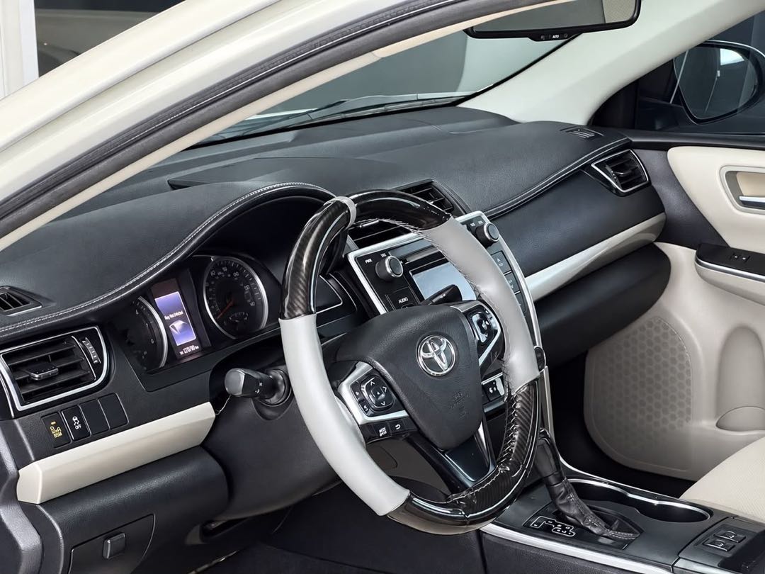 Car Image 2015 TOYOTA CAMRY XLE